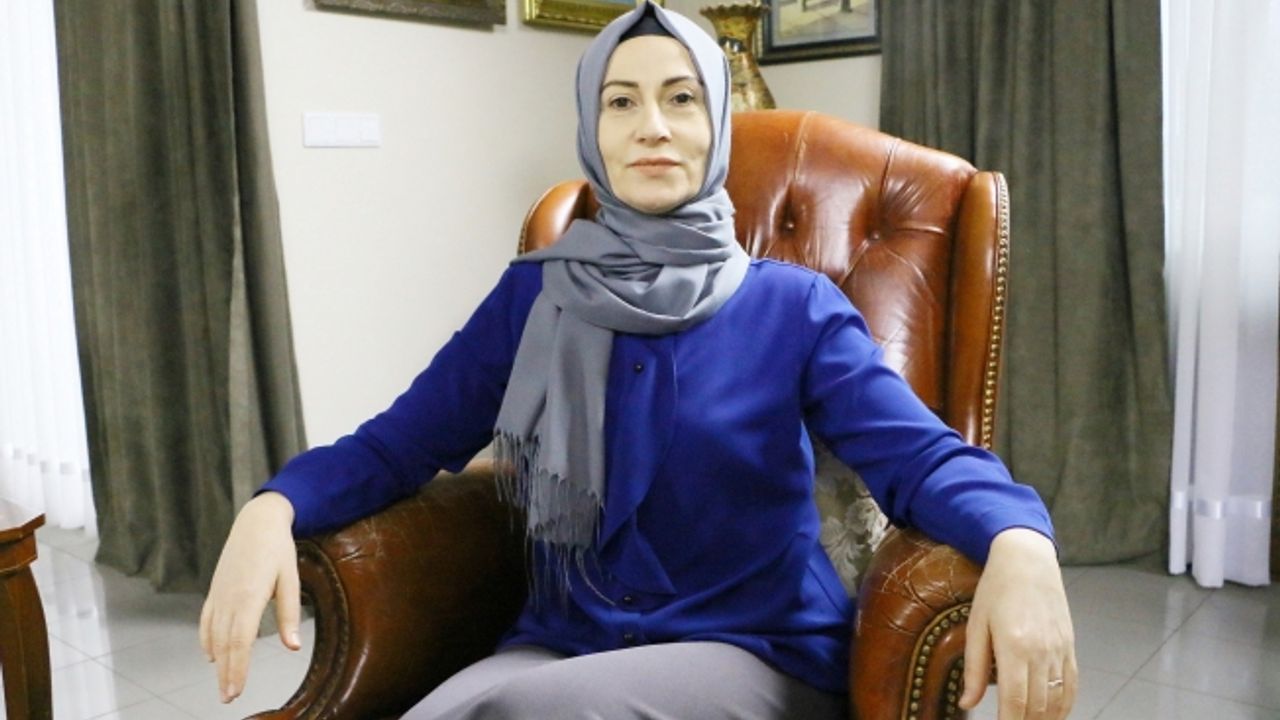 TELEVİZYONDA AĞLATIYOR TİYATRODA GÜLDÜRÜYOR