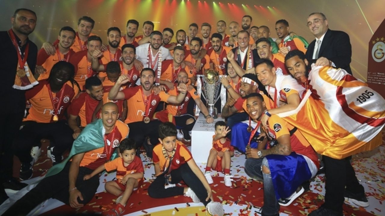 Galatasaray, Şampiyonluk Kupasını Taraftarının Önünde Kaldırdı