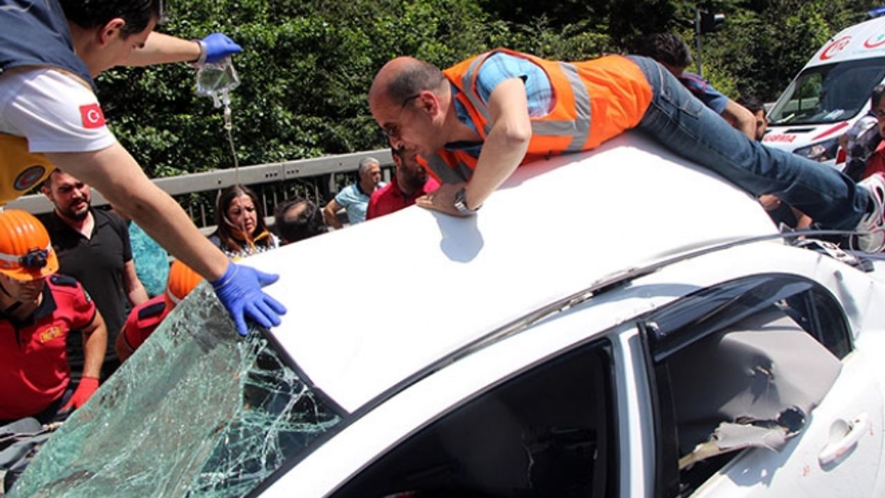 Otomobilde sıkışan yaralıları kurtarmak için seferber oldular!