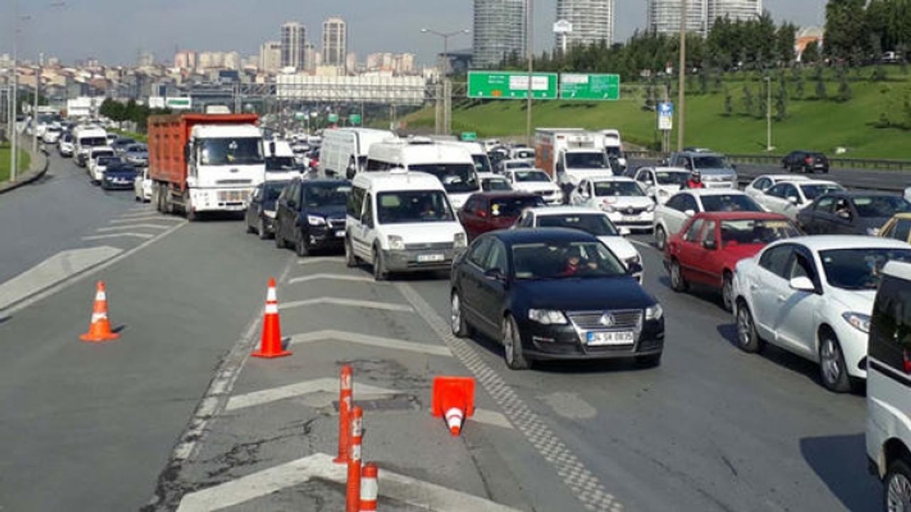 TEM'de Yan Yolu Su Bastı! Trafik Kilit...