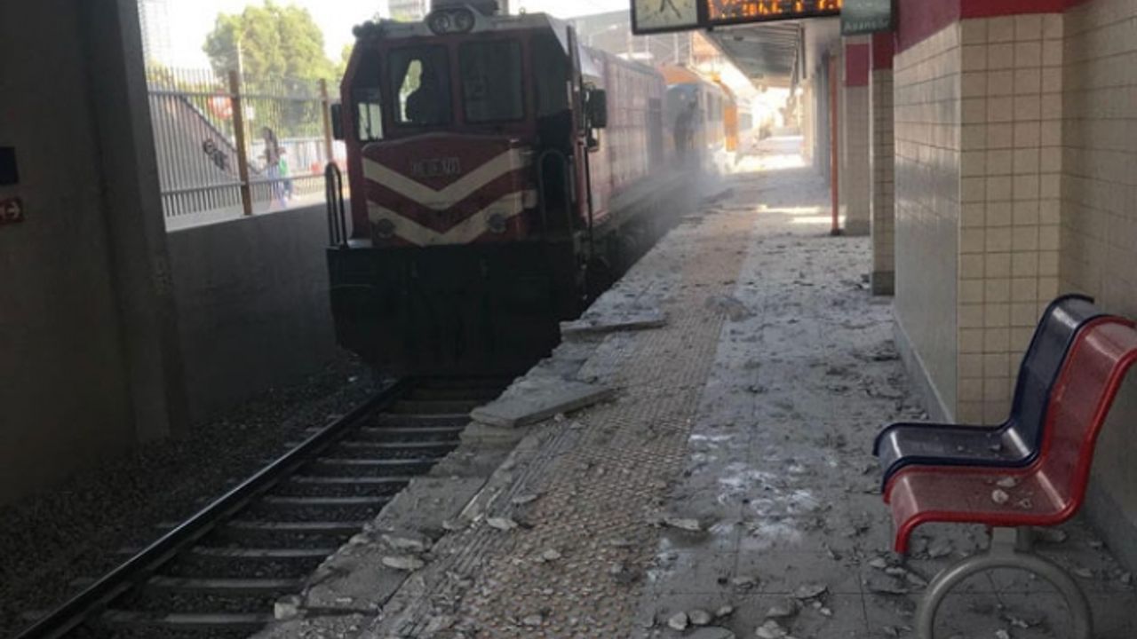 Yolcu treninin açık unutulan merdiveni istasyona zarar verdi ve 1 yolcu yaralandı!