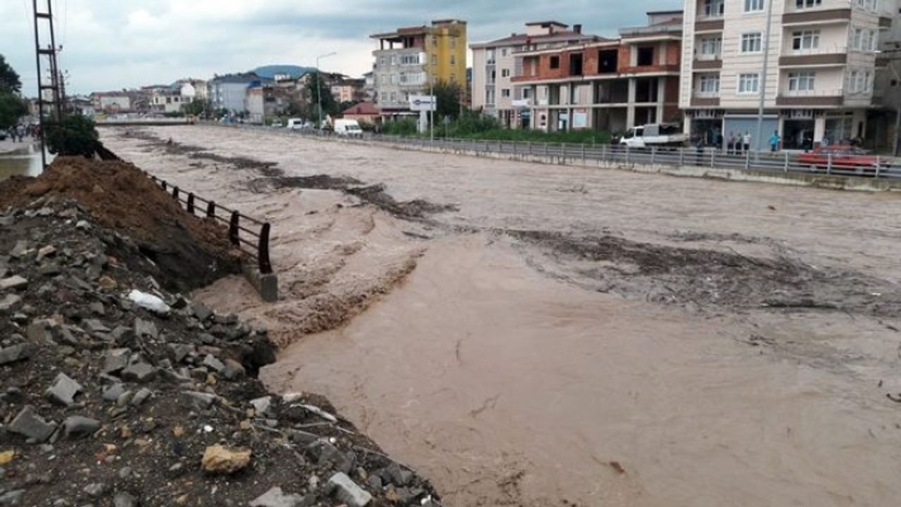 Karadeniz'de yeni taşkın! Ulaşım durdu