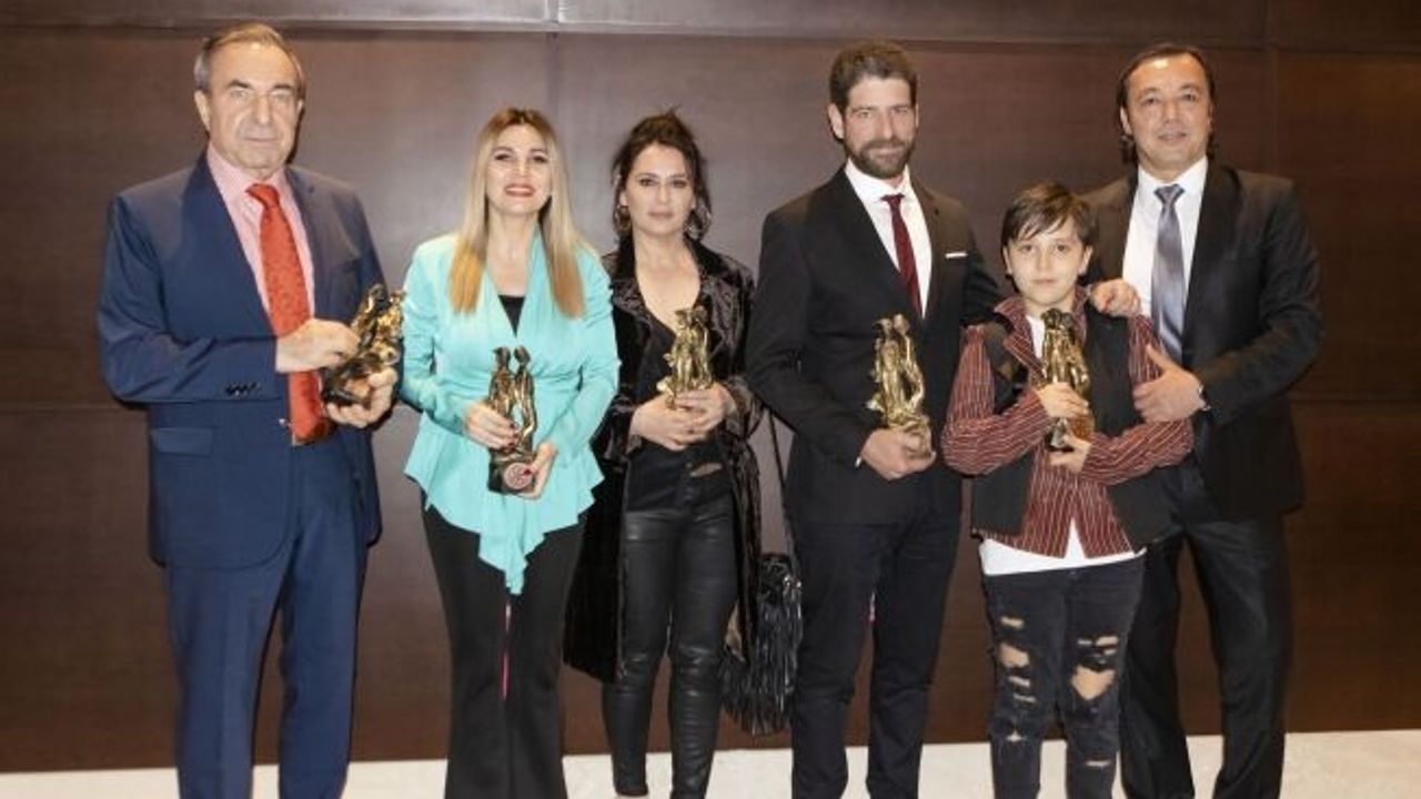ÜNLÜLERİN MENAJERİ MÜGE ULUSOY’UN SANATÇILARINA ÖDÜL YAĞDI