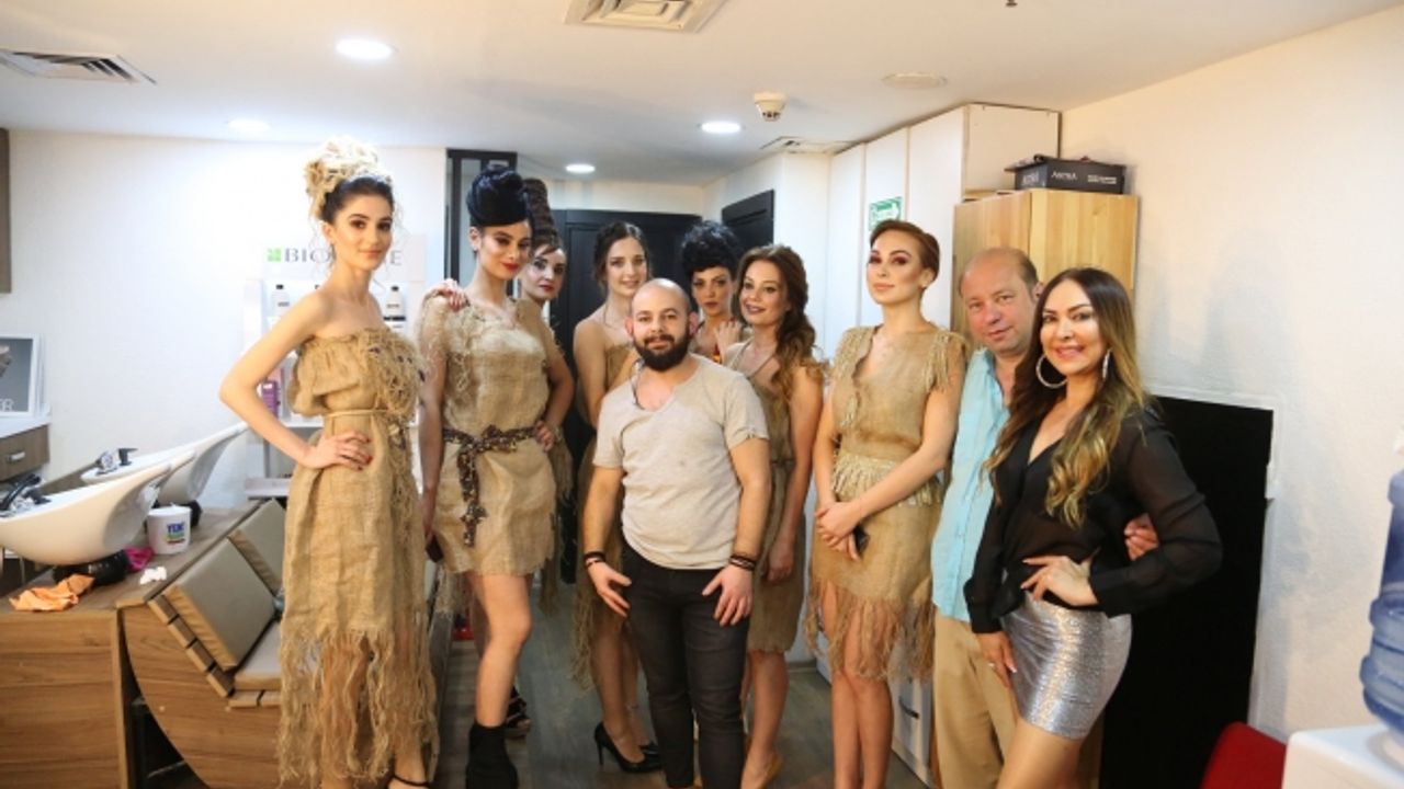 SIRA DIŞI  VE ÖZEL SAÇ TASARIMINA BÜYÜK İLGİ                                                                                                                                 MANKENLER ÇUVAL İLE PODYUMA ÇIKTI