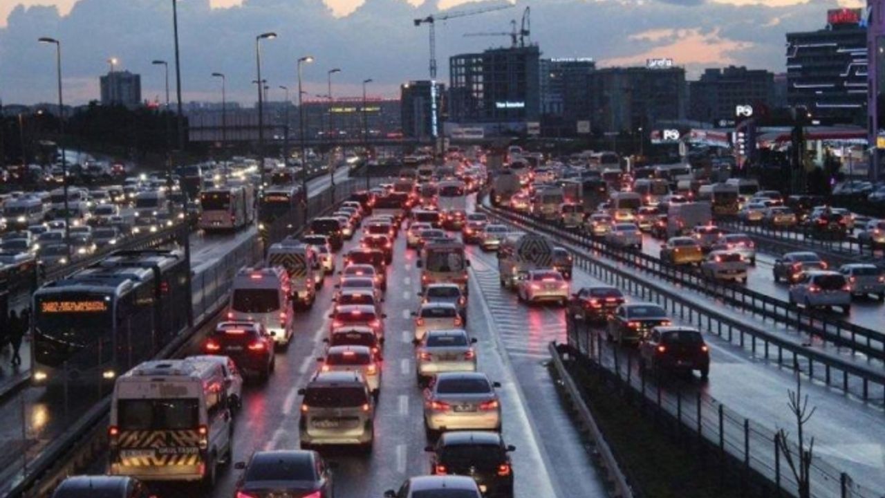 İstanbul’un Hızını Ölçtüler: Trafikte Kalmak İstanbulluya Pahalıya Mâl Oluyor