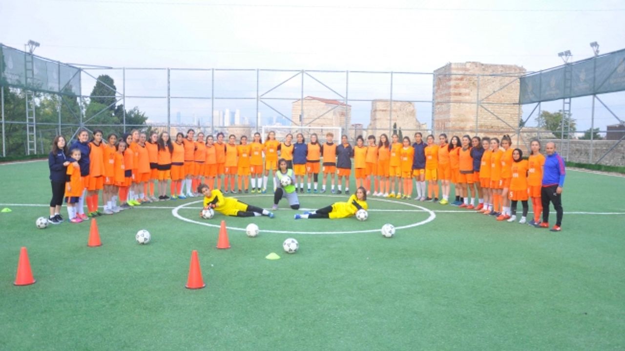 EYÜPSULTAN’IN TEK BAYAN FUTBOL TAKIMI: KEMER FK