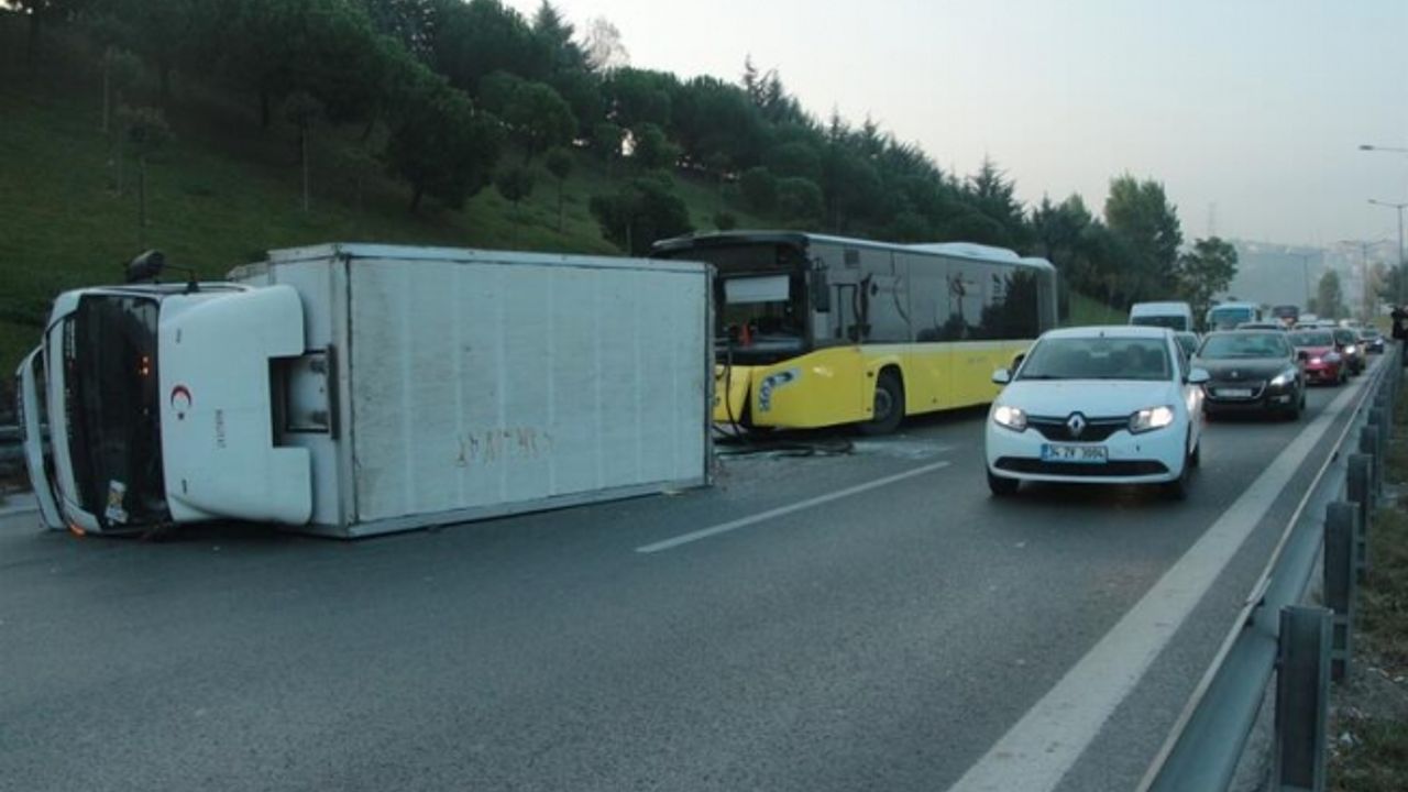 Kağıthane'de İETT otobüsü kamyonete çarptı: 1 yaralı