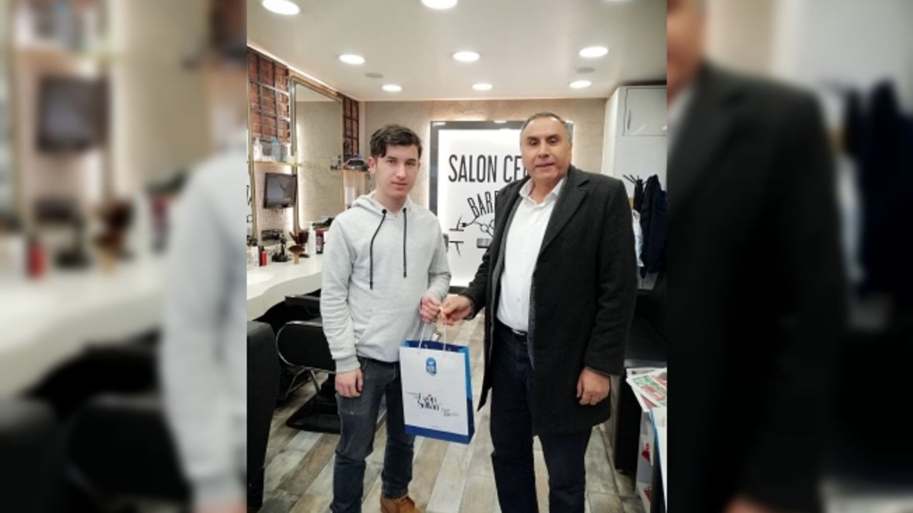 Eyüpsultan Belediyesi, Berberlere Tıraş Önlüğü ve Takvim Hediye Etti
