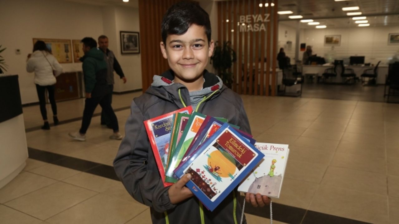 Eyüpsultan Belediyesi Çocuklara Kitap Hediye Ediyor