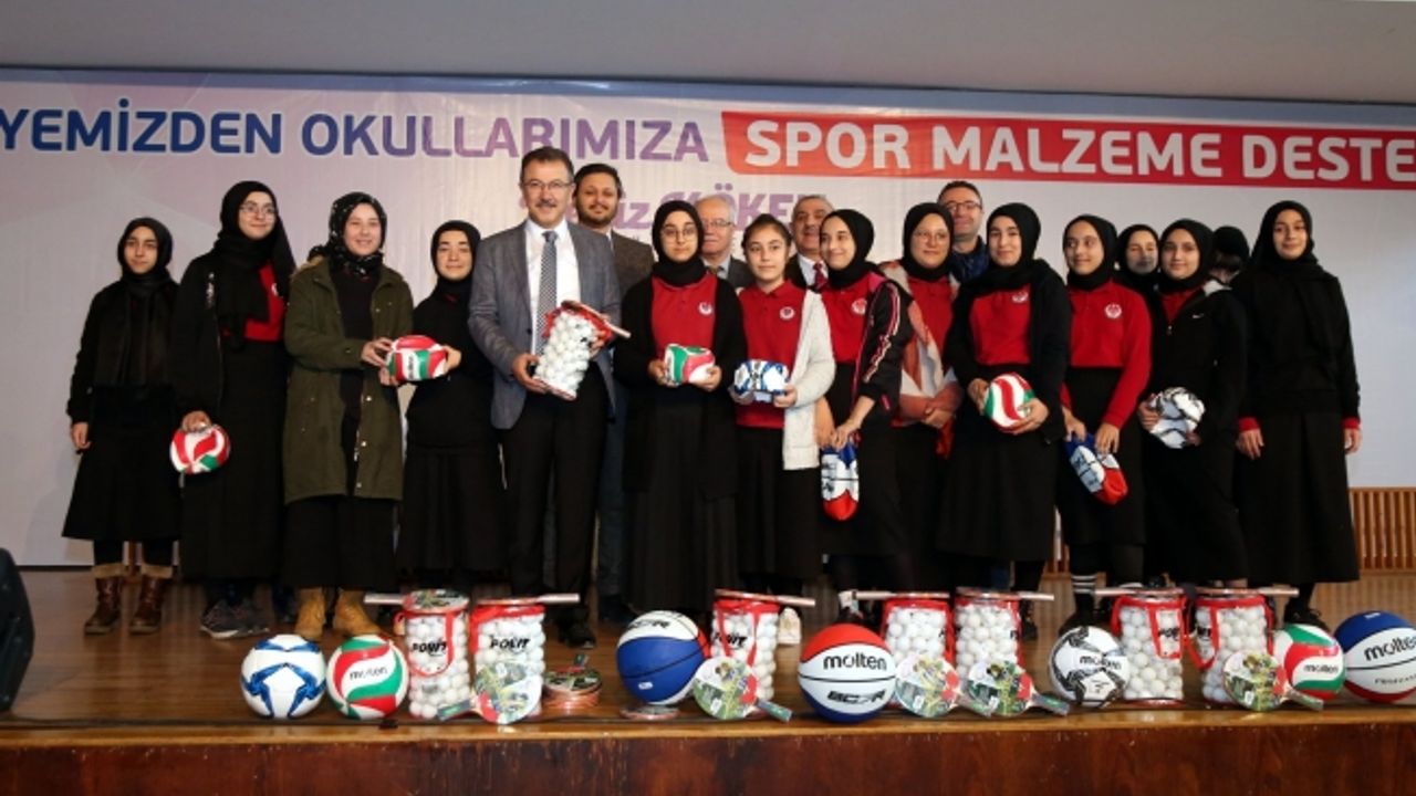EYÜPSULTAN BELEDİYESİNDEN OKULLARA SPOR MALZEME DESTEĞİ