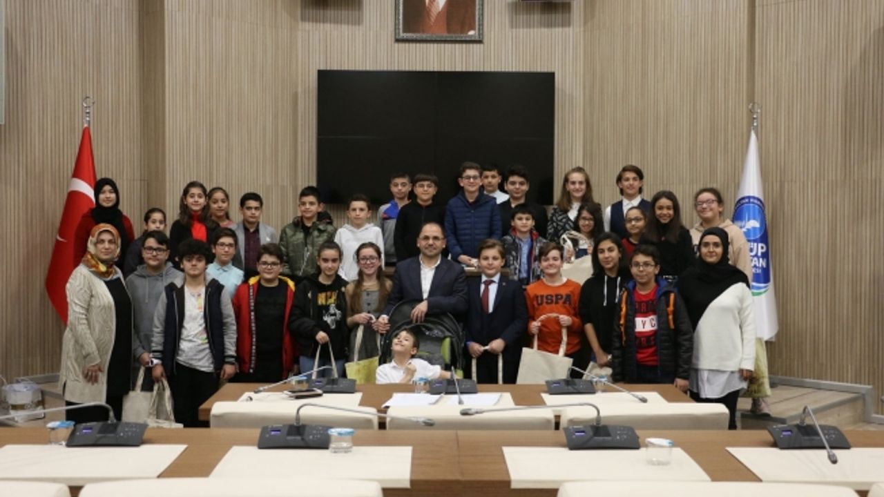 EYÜPSULTAN ÇOCUK MECLİSİ’NDEN “MAVİ KAPAK VE HAYIRDA BULUŞALIM” KAMPANYASI