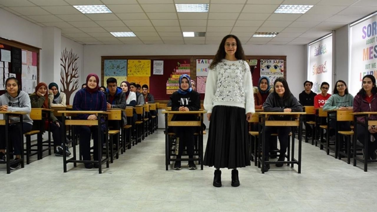 Protez bacakla 'ilk adım' heyecanı yaşayan Buket öğretmen öğrencilerine kavuştu