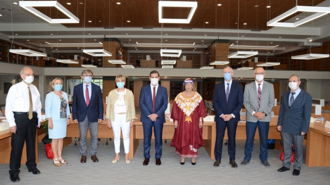 ATLAS ÜNİVERSİTESİ’NDE TÜRKİYE VE DÜNYADA ÜNİVERSİTELERİN GELECEĞİ TARTIŞILDI