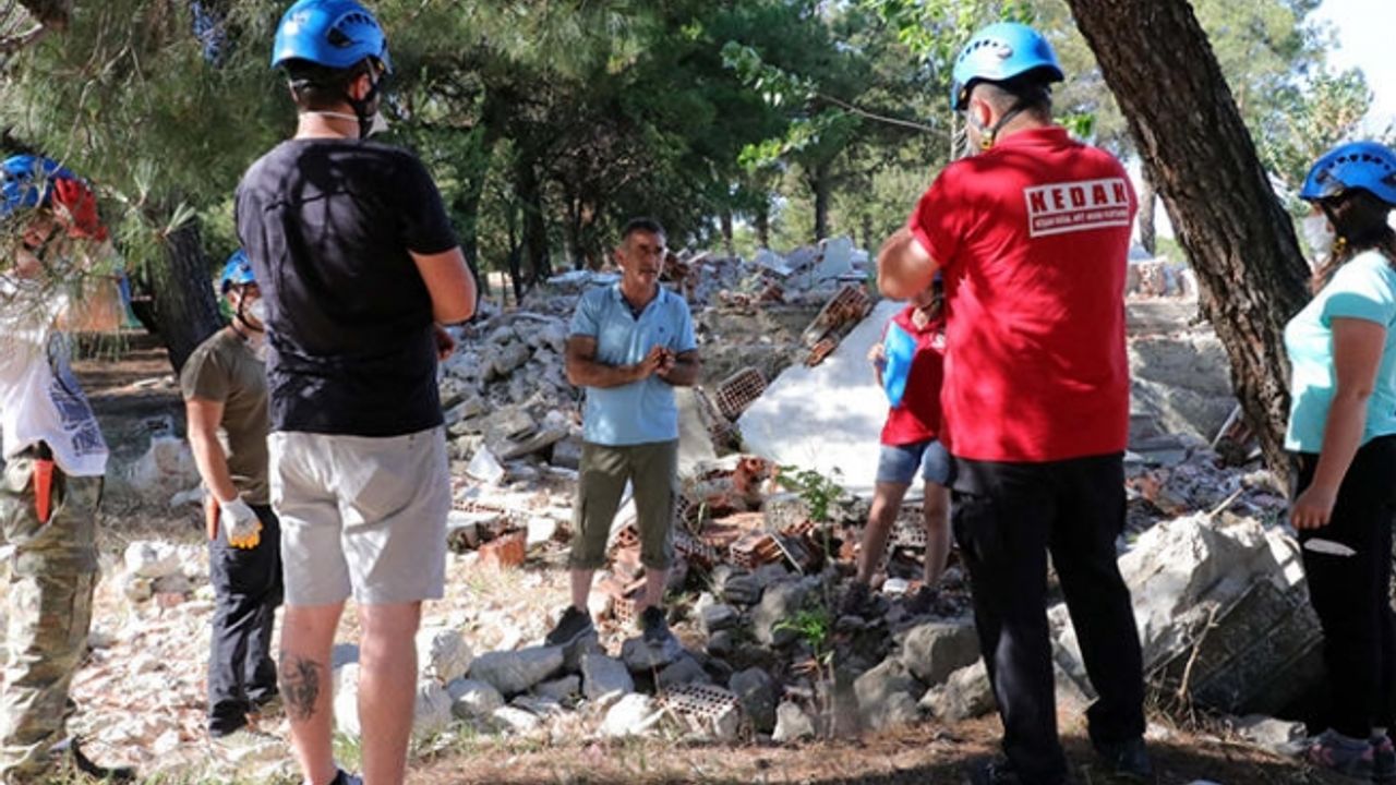 EDİRNE'nin Keşan ilçesinde faaliyet gösteren Doğal Afet Arama Kurtarma Derneği’nce (KEDAK) enkazda arama- kurtarma eğitimi gerçekleştirildi.