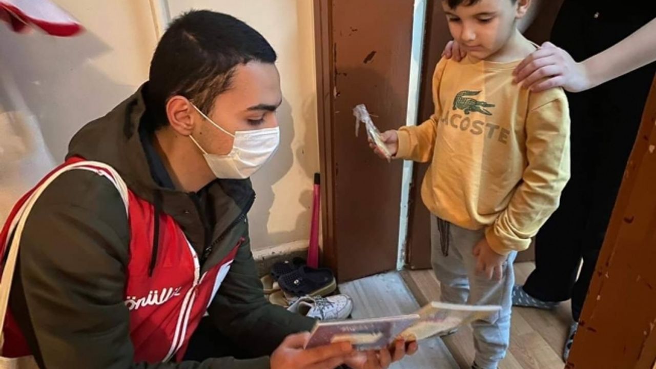 Türk KızılayEyüpsultan Şube Başkanlığı "Dünya Çocuk Kitapları Haftası" vesilesiyle Rami Cuma Mahallesinde gönüllüleriyle kitap dağıtımında bulundu.