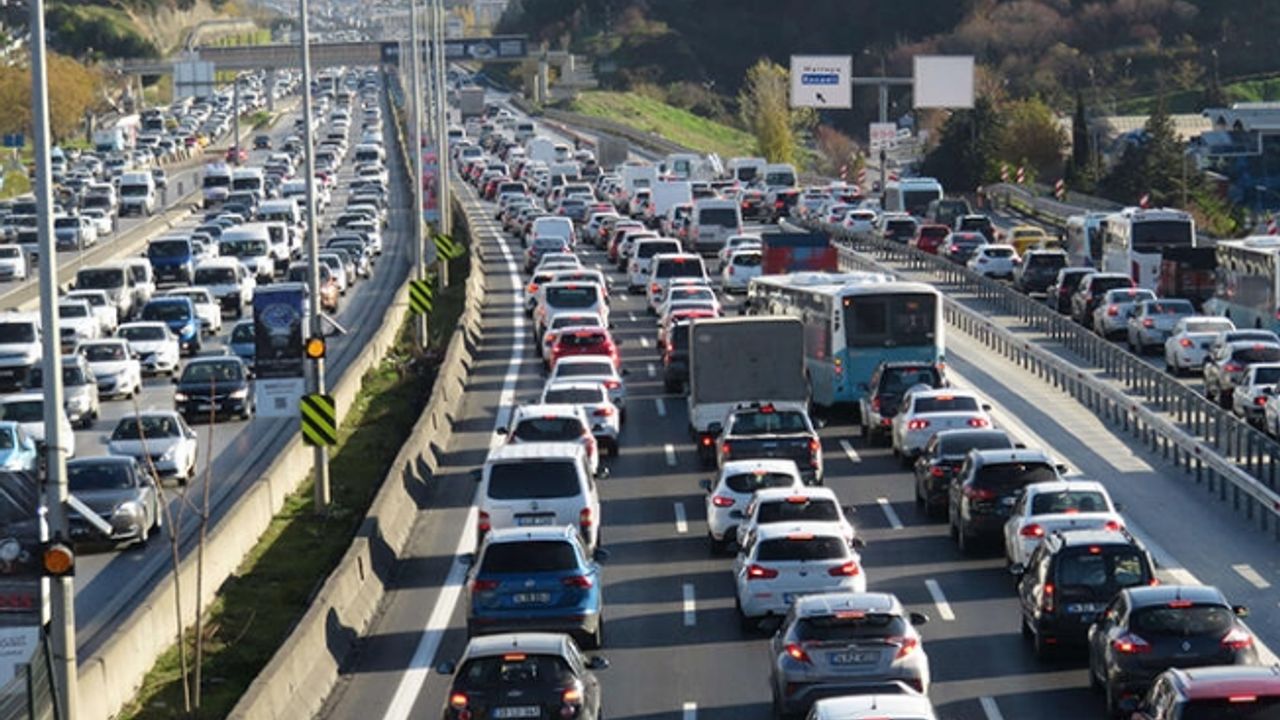 İstanbul'da hafta sonu kısıtlamasına saatler kala trafik yoğunluğu