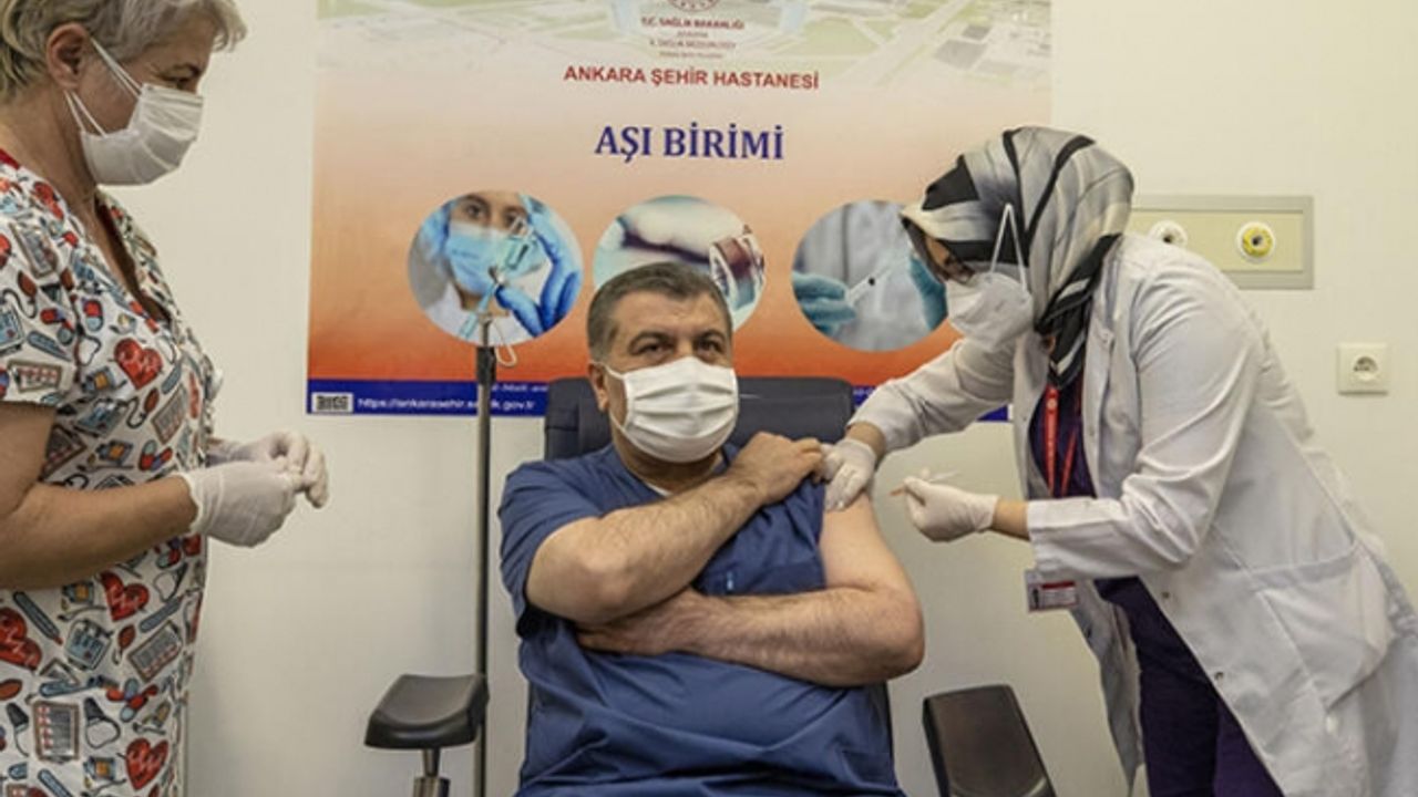 Sağlık Bakanı Koca Koronavirüs Aşısı Oldu.