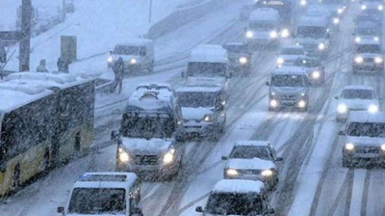 Trafik durma noktasında... İstanbul'da kar şiddetini artırdı, uyarı geldi