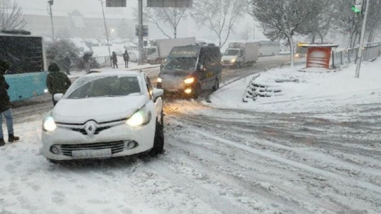 İstanbul'da kar bir anda bastırdı, araçlar yolda kaldı!