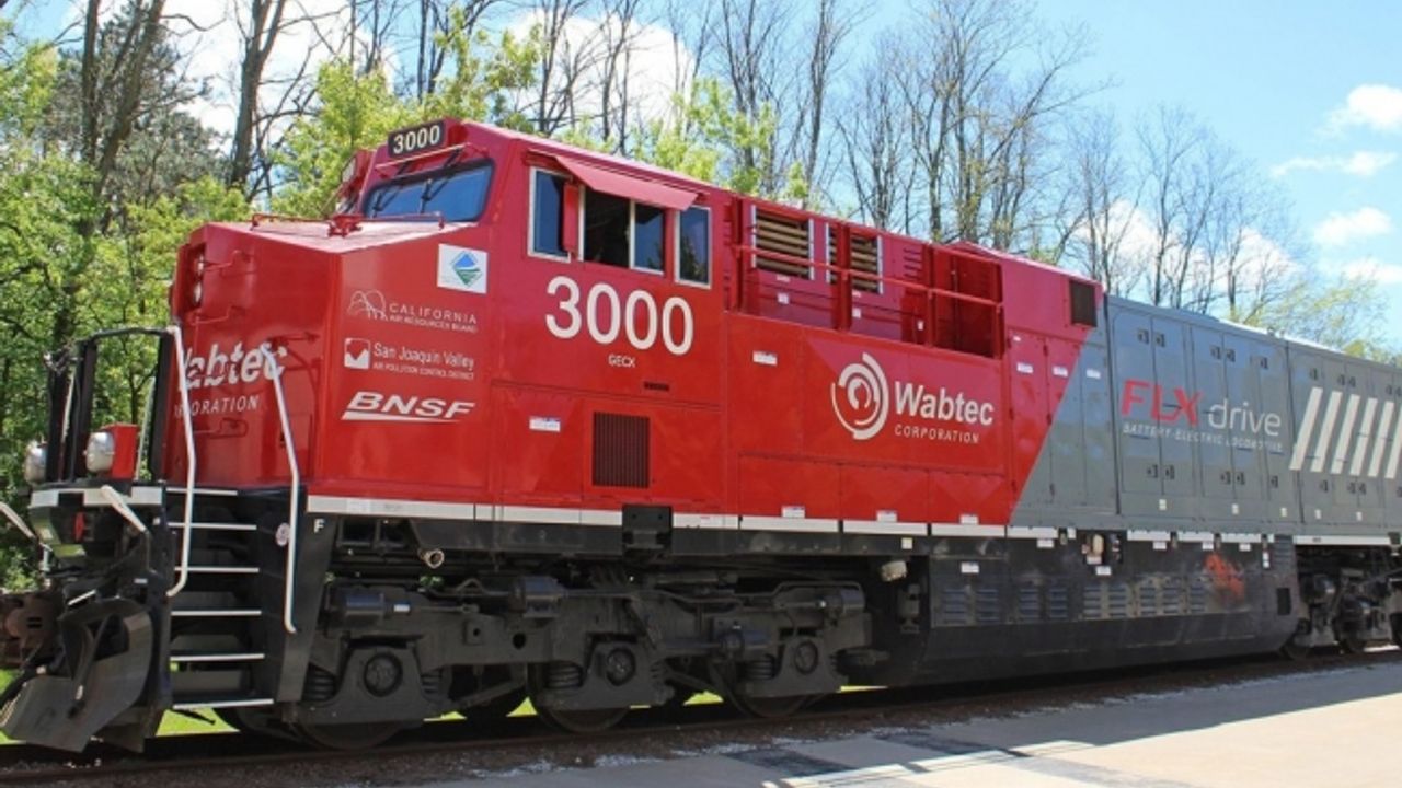 Dünyanın ilk tam elektrikli yük treni göreve başladı