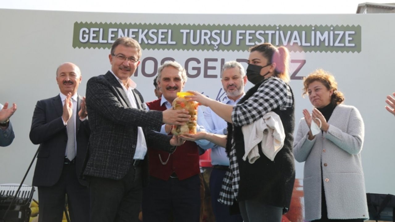 Kemerburgaz'da düzenlenen turşu festivali renkli görüntüler oluşturdu