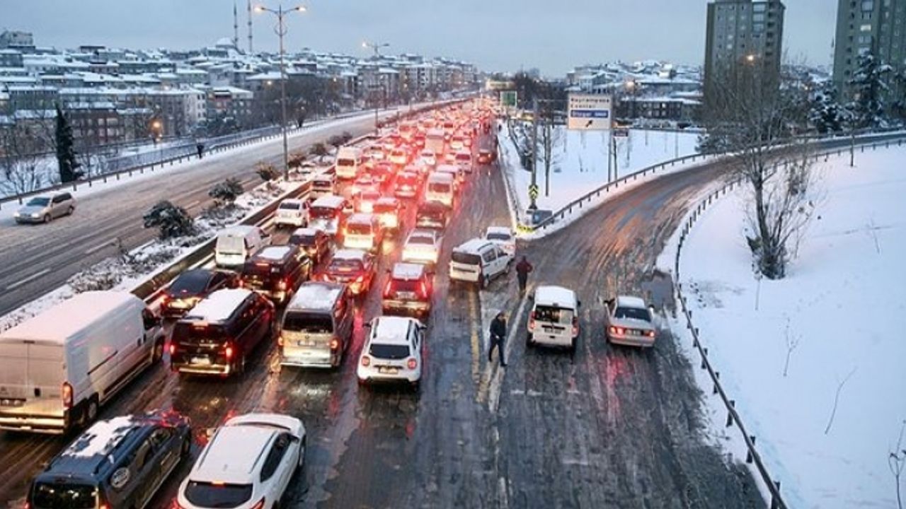 İstanbul kara teslim! Yollar kapandı, araçlar mahsur kaldı... Özel araçların trafiğe çıkması yasaklandı