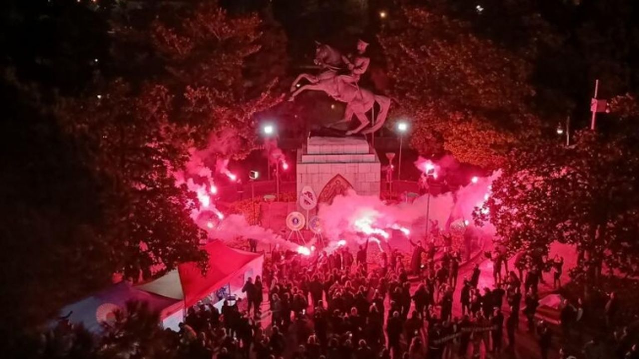 Onur Anıtı'na yapılan saldırıya, Halk anıtın çevresinde meşaleler yakarak tepki gösterdi.