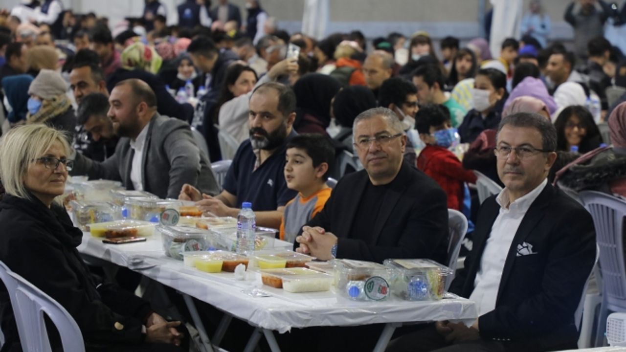 Binlerce vatandaş Eyüpsultan’da dev iftar sofrasında buluştu