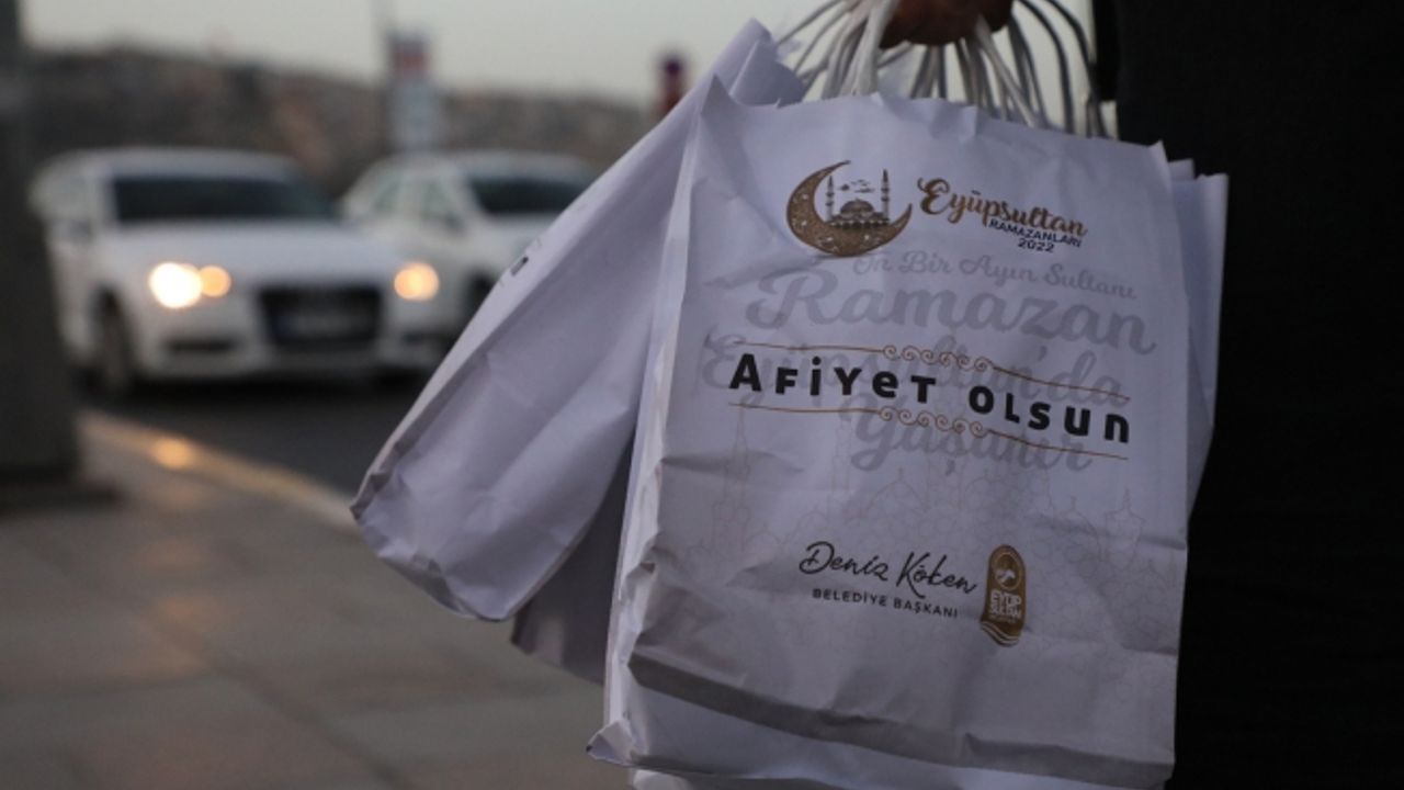 Trafikte kalan sürücülere iftariyelik dağıtıyoruz