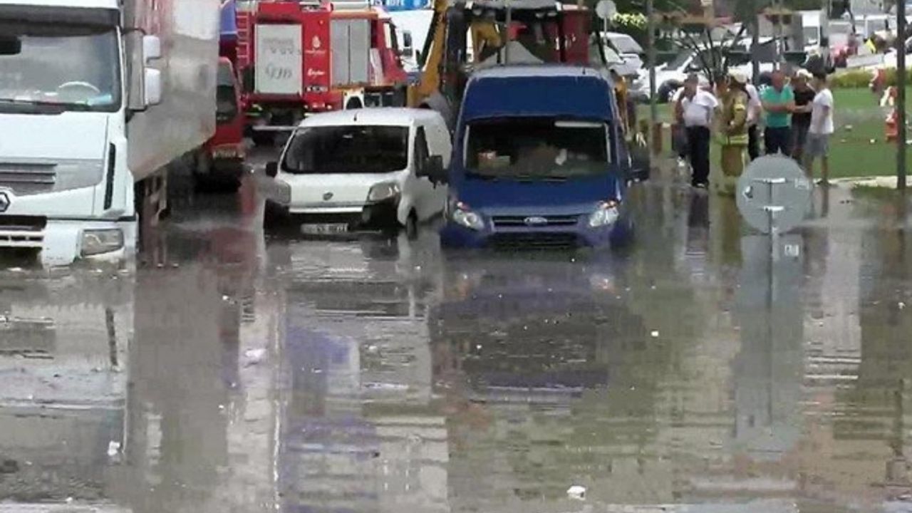 Beklenen yağış geldi, yollar göle döndü, araçlar suya gömüldü.