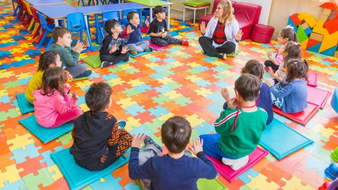 Anaokulu ve ilkokul birinci sınıflar için ders zili çaldı.