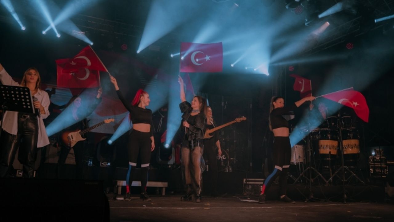 ATİYE'DEN İZMİR'DE COŞKU DOLU 29 EKİM KONSERİ