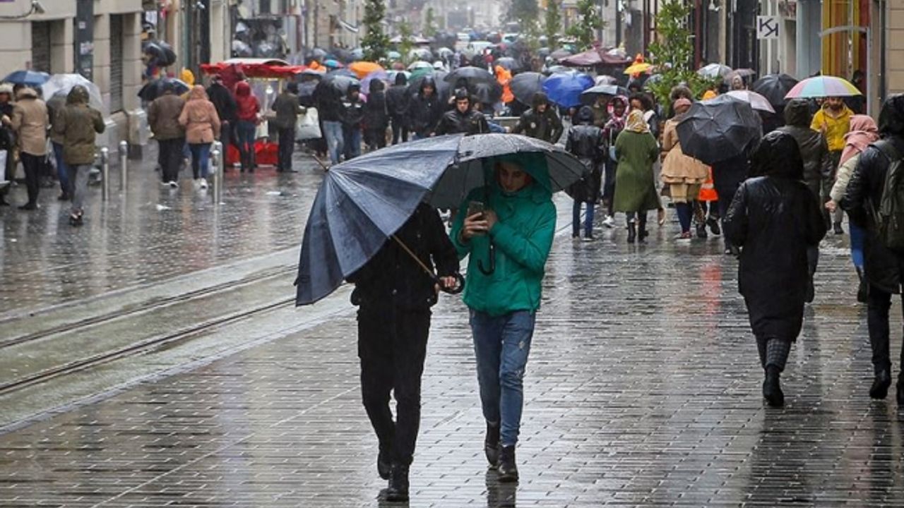 Meteoroloji'den Uyarı. İstanbul için Saat Verdi.