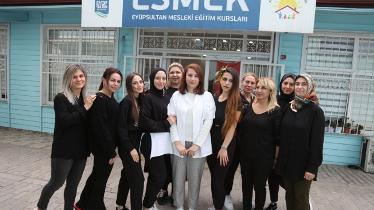 ESMEK’in Temel Makyaj Eğitimleri Büyük İlgi Görüyor.
