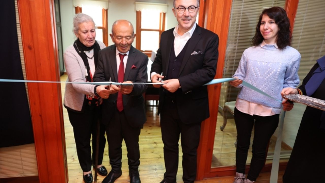 85 yaşında kitaplarını bağışladı, adına kitaplık açıldı.