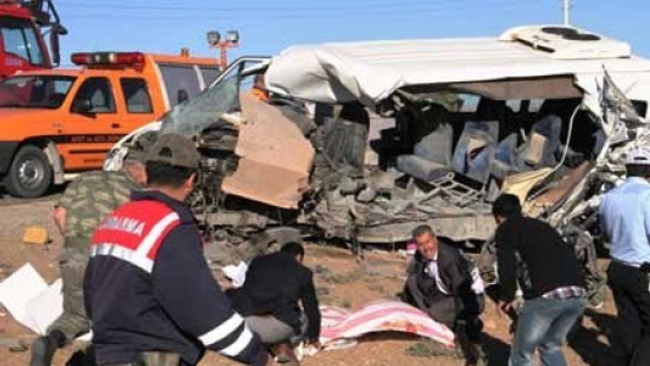 Mardin’de servis devrildi! Çok sayıda ölü var