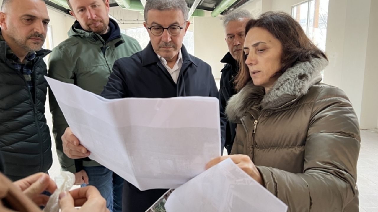 Alibeyköy'de yapımı devam eden kütüphane ve sosyal tesiste çalışmalar sürüyor.
