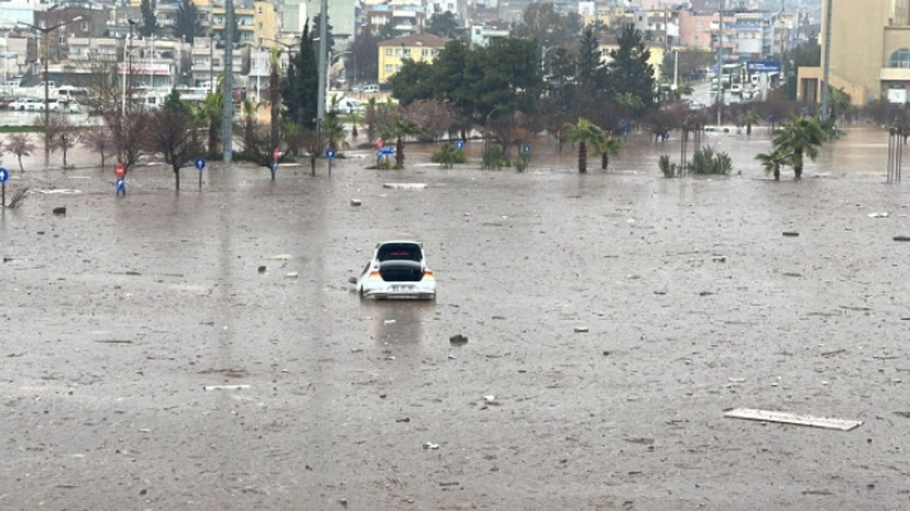 Şanlıurfa'da sel felaketi! Yerleşim yerleri sular altında kaldı, eğitime ara verildi.