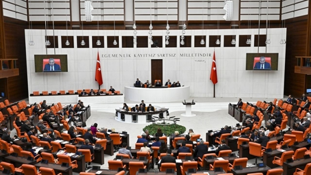 Memur maaşı ve emekli aylıklarını arttıran düzenlemeyi de içeren teklif Genel Kurul'da kabul edildi