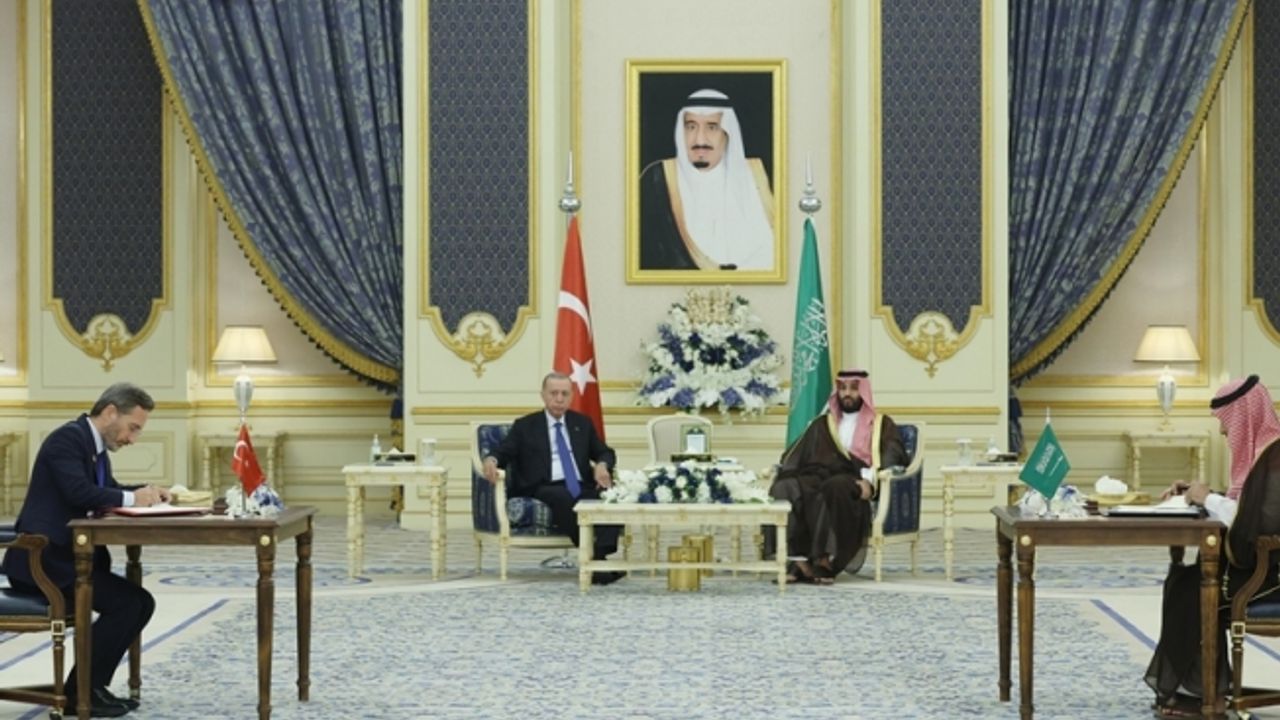 Türkiye ve Suudi Arabistan arasında yatırım, savunma sanayii, enerji, savunma ve iletişim alanında anlaşmalar imzalandı