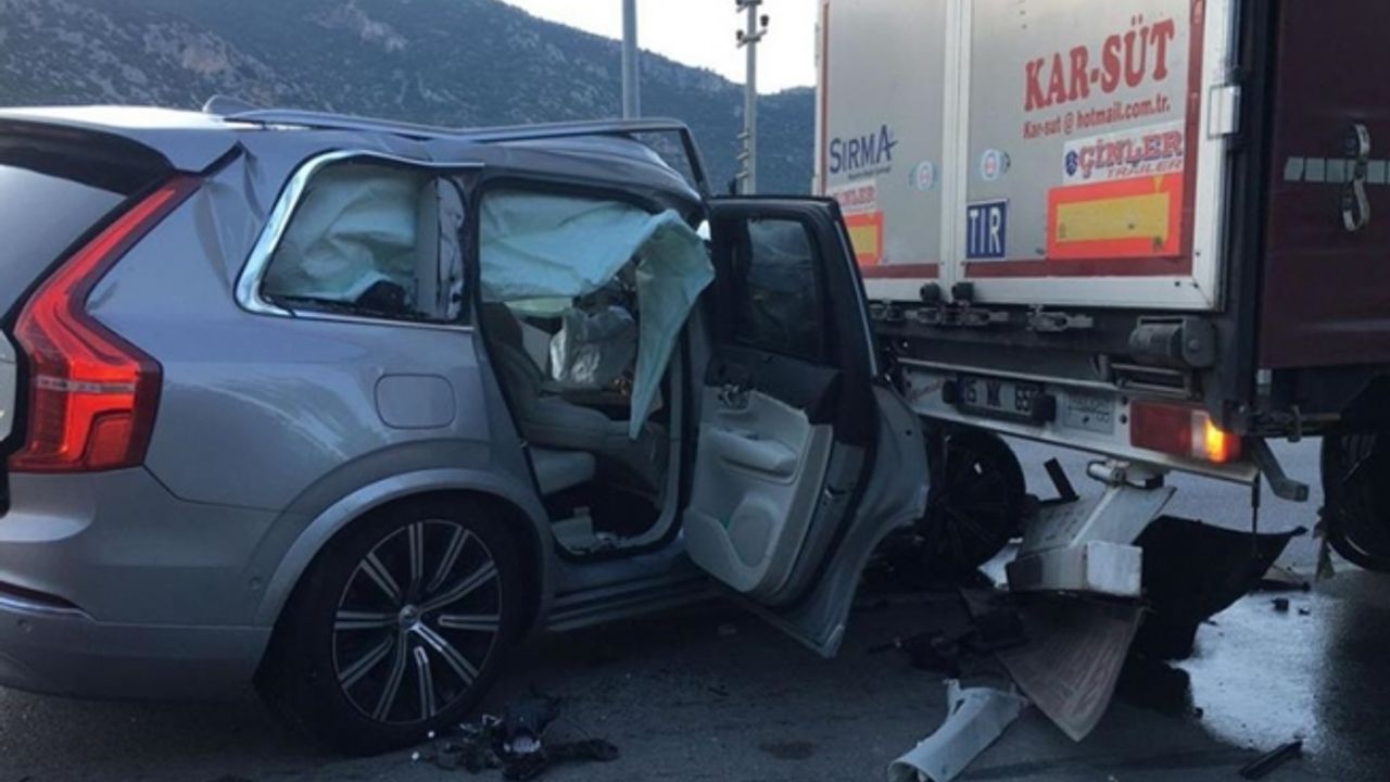 Burdur'da trafik kazası geçiren şarkıcı Tan Taşçı ve yanındaki iki kişi yaralandı