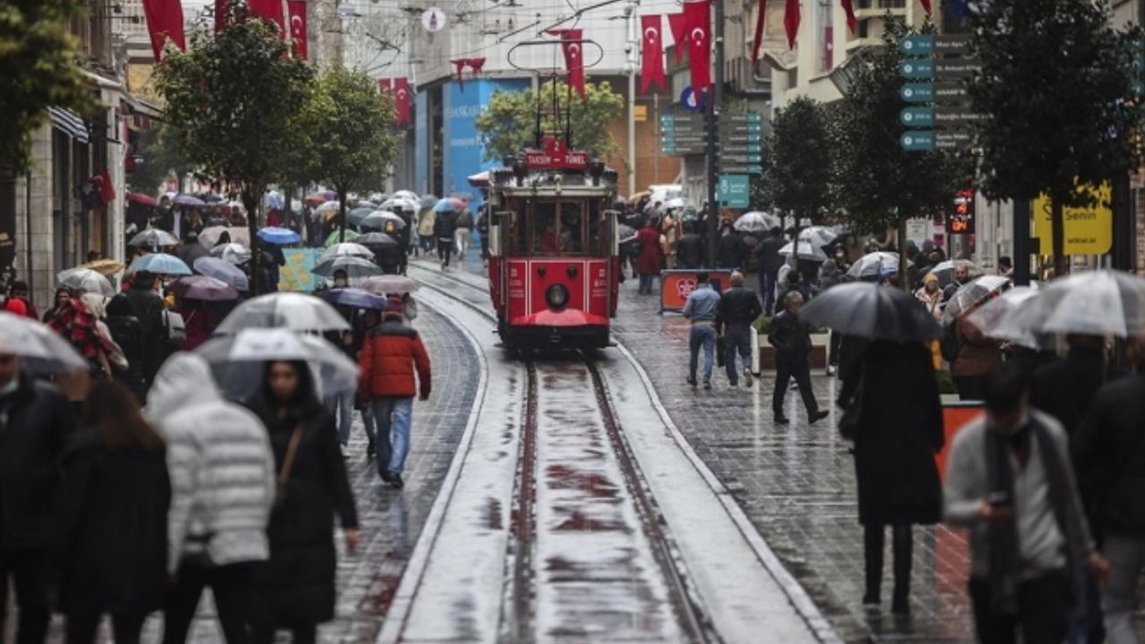 Meteoroloji 44 kenti sarı ve turuncu kodla uyarmıştı! Sağanak yağış İstanbul'da çok kuvvetli başladı