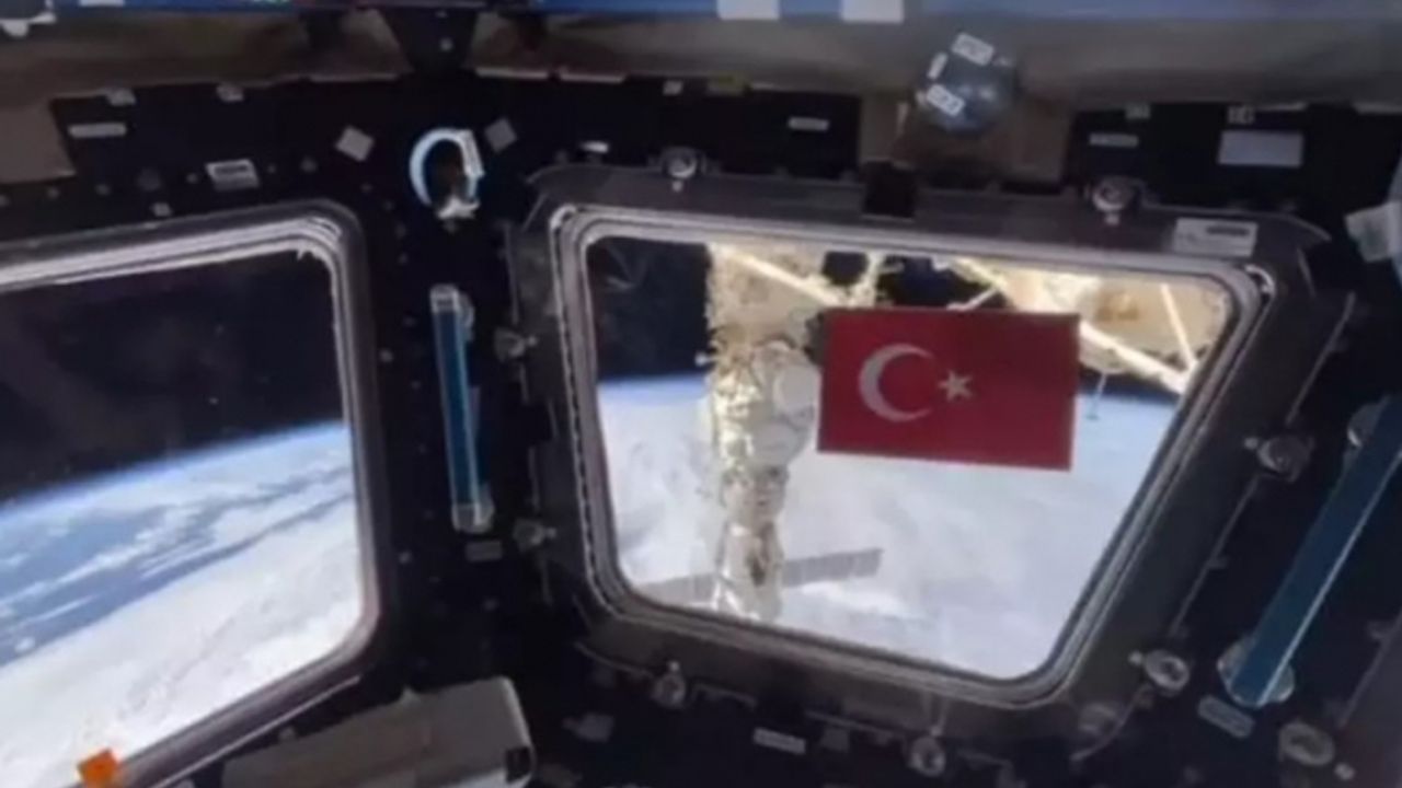 Rus kozmonot uzayda Türk bayrağı açtı