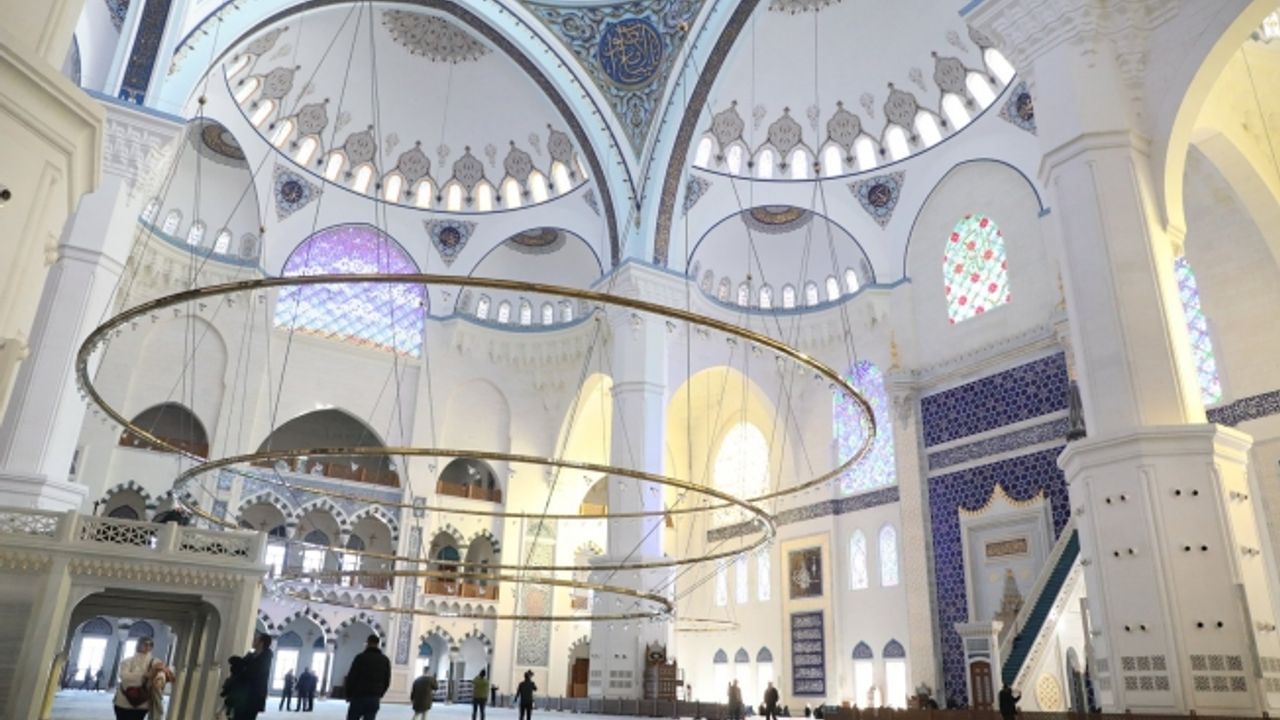 Eyüpsultan'da cami ve türbe gezileri başladı