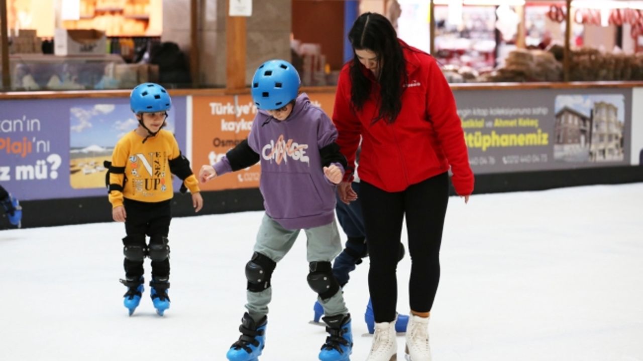 Sömestir Festivali’nde buz pateni keyfi sürüyor