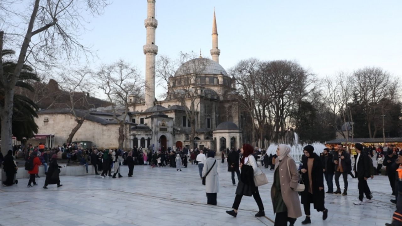Miraç Kandili Eyüp Sultan’da dualarla ihya edildi.