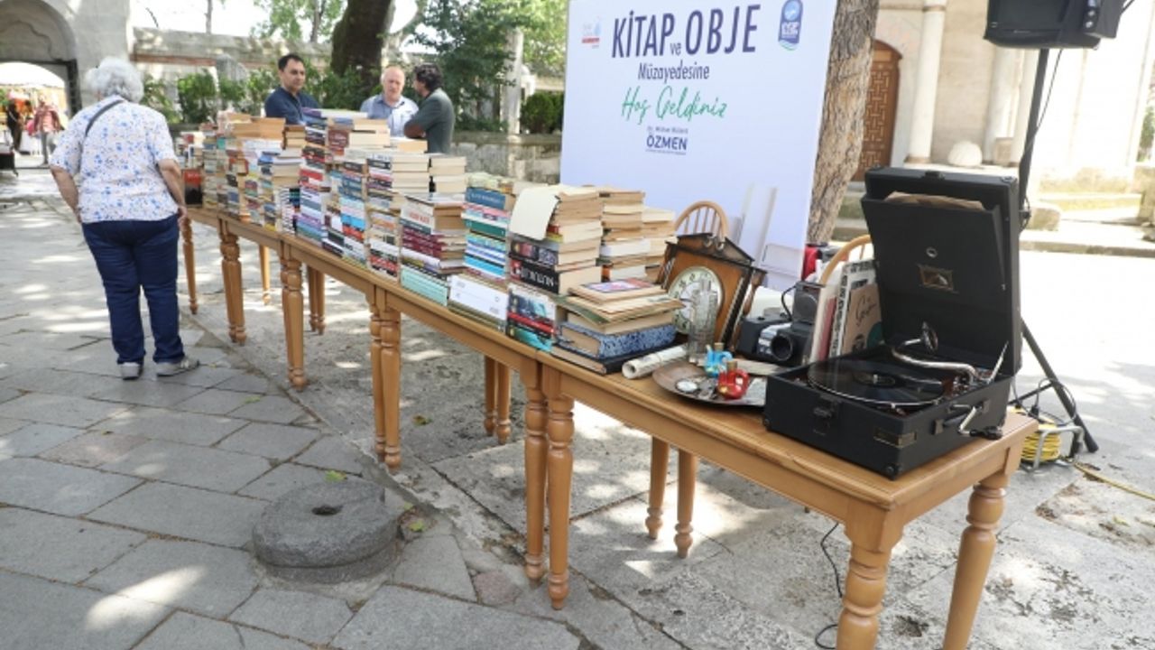 Kitap ve Obje Müzayedesi yoğun ilgi gördü