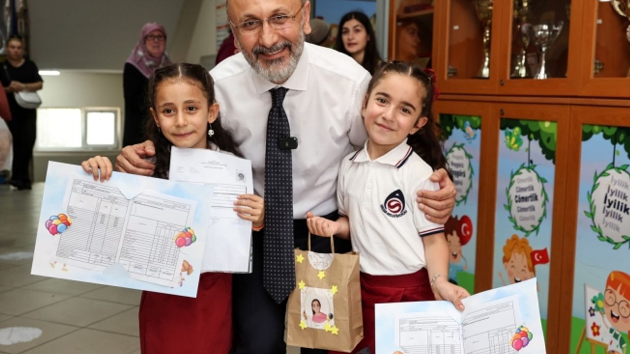 Başkan Özmen öğrencilerin karne heyecanına ortak oldu
