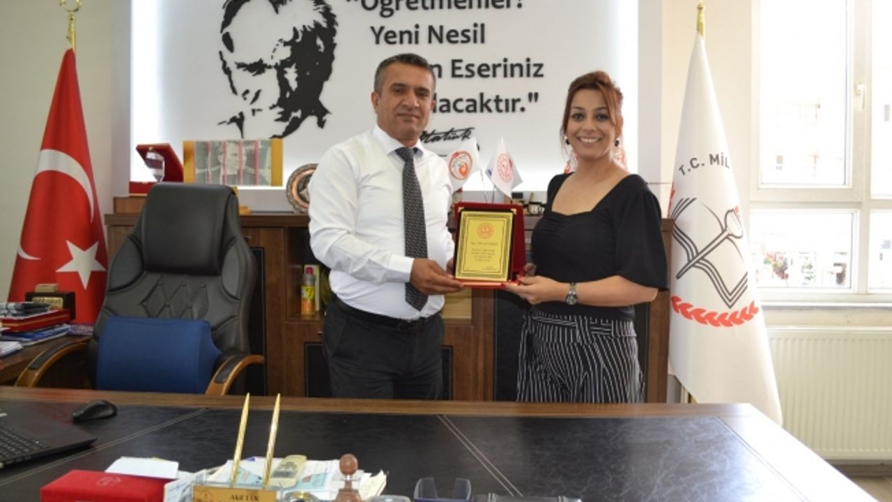 Eylül Ayça Karakuş’a Teşekkür Plaketi Takdim Edildi  