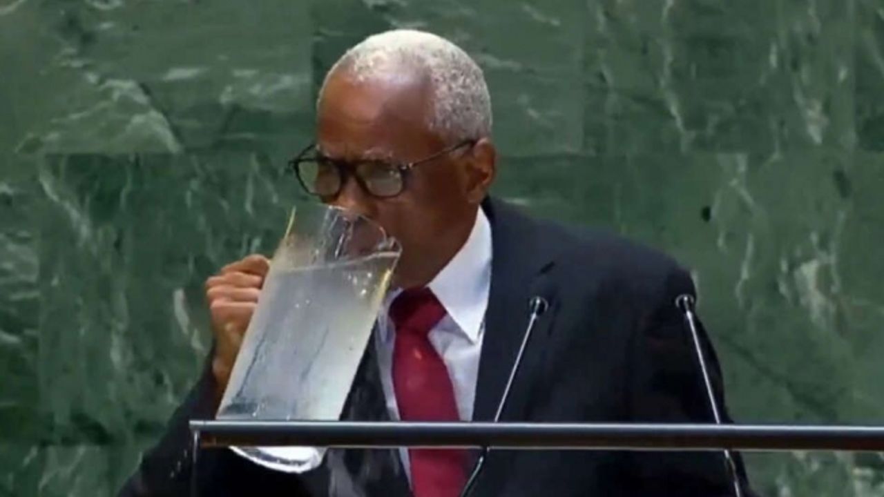 Haiti lideri Fils, BM kürsüsünde bardak yerine sürahiden su içti